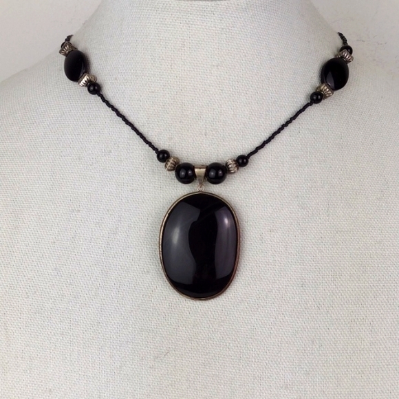Vintage Style Black & Stone-Bead With Black Stone Like Pendant Feature Necklace - Picture 8 of 10